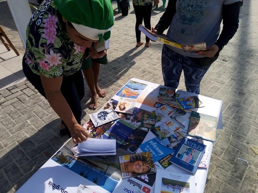 Projeto Poesia na Praia doa 150 livros na Enseada