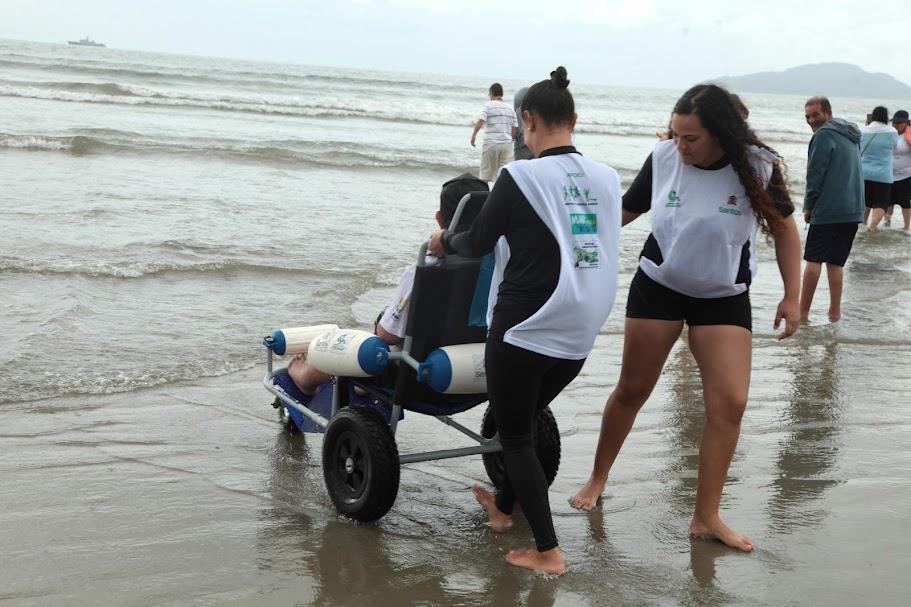 Virada Inclusiva em Santos começa com a emoção de ver o mar pela primeira vez