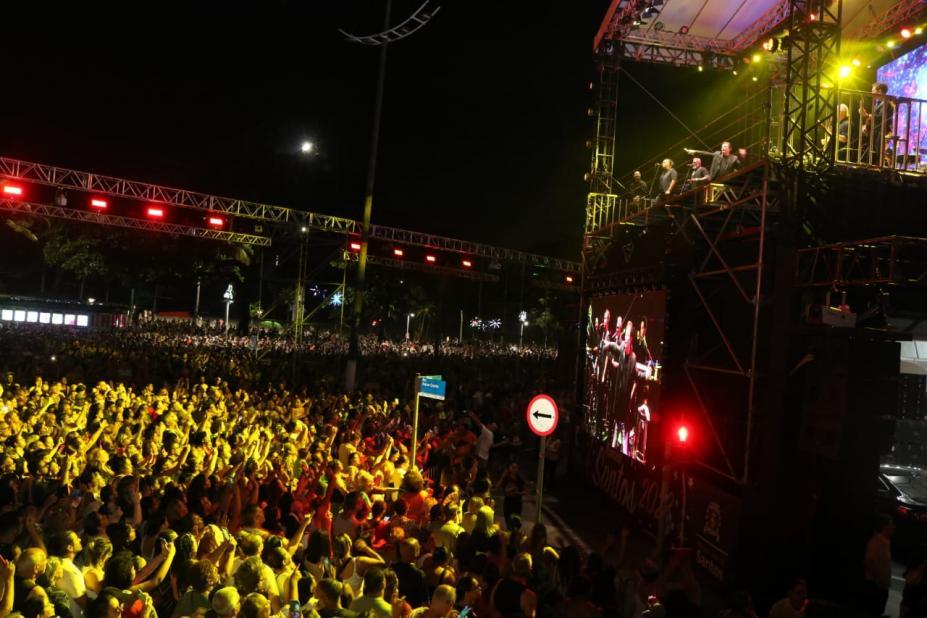 Fábio Jr leva 60 mil ‘almas gêmeas’ para o show do Ilumina Santos 2023