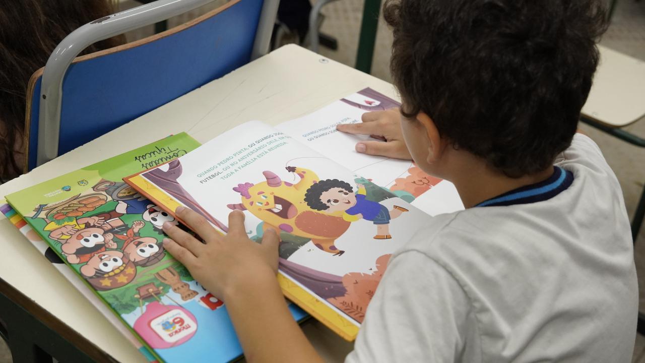 Guarujá entrega 52 mil livros personalizados  com avatares de estudantes
