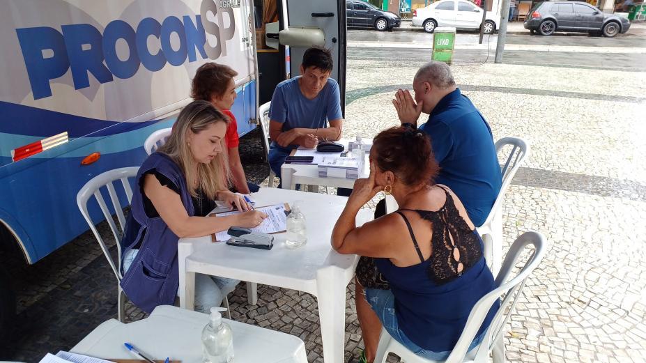 Procon Móvel atende e conscientiza consumidores e comerciantes na Praça Mauá, em Santos