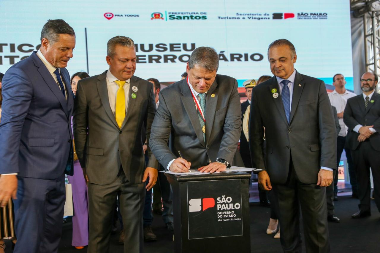 Com capital simbólica em Santos, governador anuncia criação de distrito turístico
