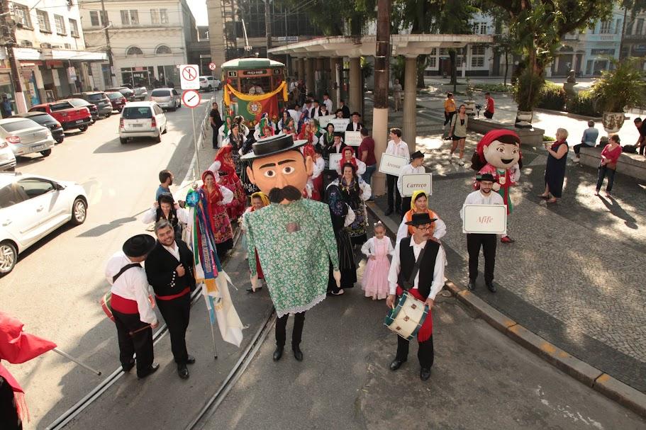 Festa de Portugal movimenta Centro de Santos com música, dança e culinária lusitana