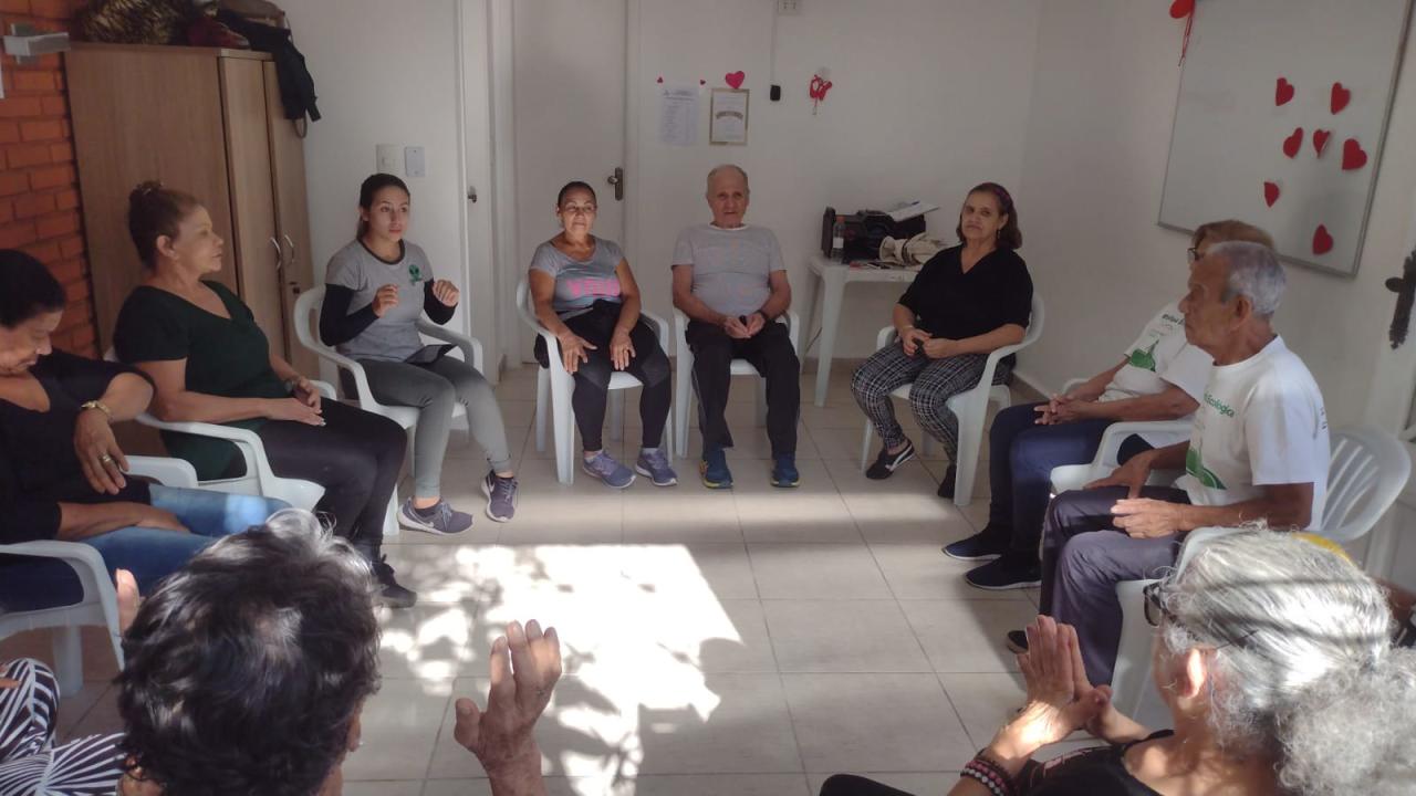 Guarujá oferta oficinas de canto, inclusão digital e teatro para terceira idade
