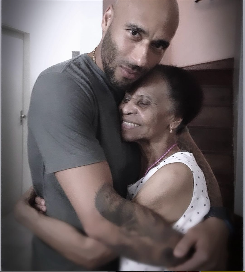Mãe de Pelé Dona Celeste, morre aos 101 anos em Santos.