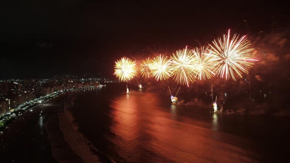 Pela primeira vez, navio de passageiros ancora para assistir à queima de fogos do réveillon santista