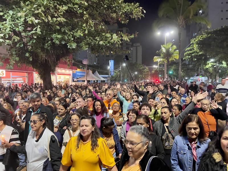 Tapetes e missa regional de Corpus Christi atraem milhares de pessoas em Guarujá