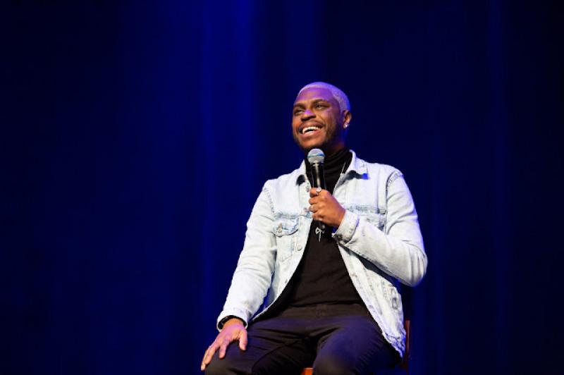 Yuri Marçal faz show de stand-up comedy em Guarujá