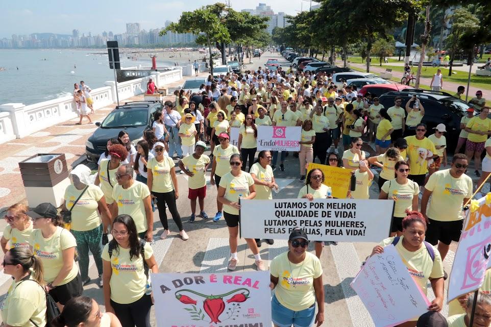 Caminhada faz o amarelo tomar conta da orla santista para alertar sobre endometriose