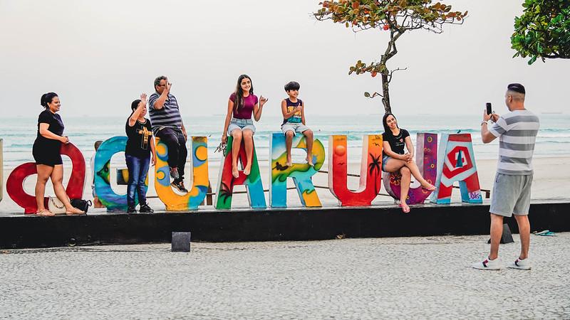 Onda de alegria: Guarujá recebe meio milhão de foliões neste Carnaval!