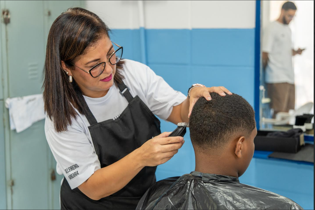 Prefeitura de Guarujá leva cidadania ao Cantagalo com ações de orientação e serviços à comunidade