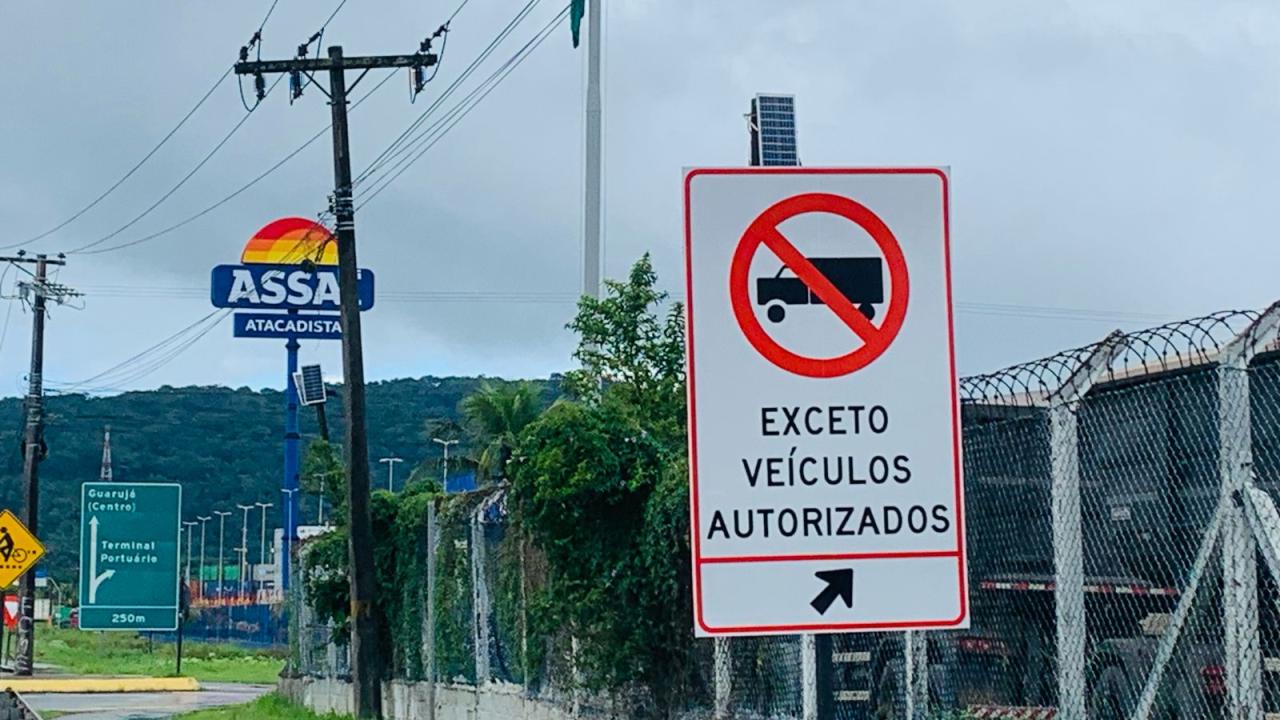 Guarujá instala nova sinalização para caminhões na Rua Valdomiro Macário