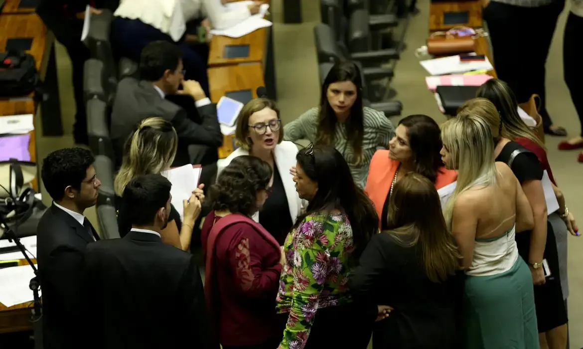 Mudança no Código Eleitoral reduz participação feminina, diz Oxfam