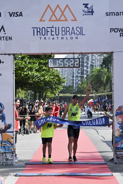 Troféu Brasil e Campeonato Santista de Triathlon agitam a orla com mil atletas de 16 estados