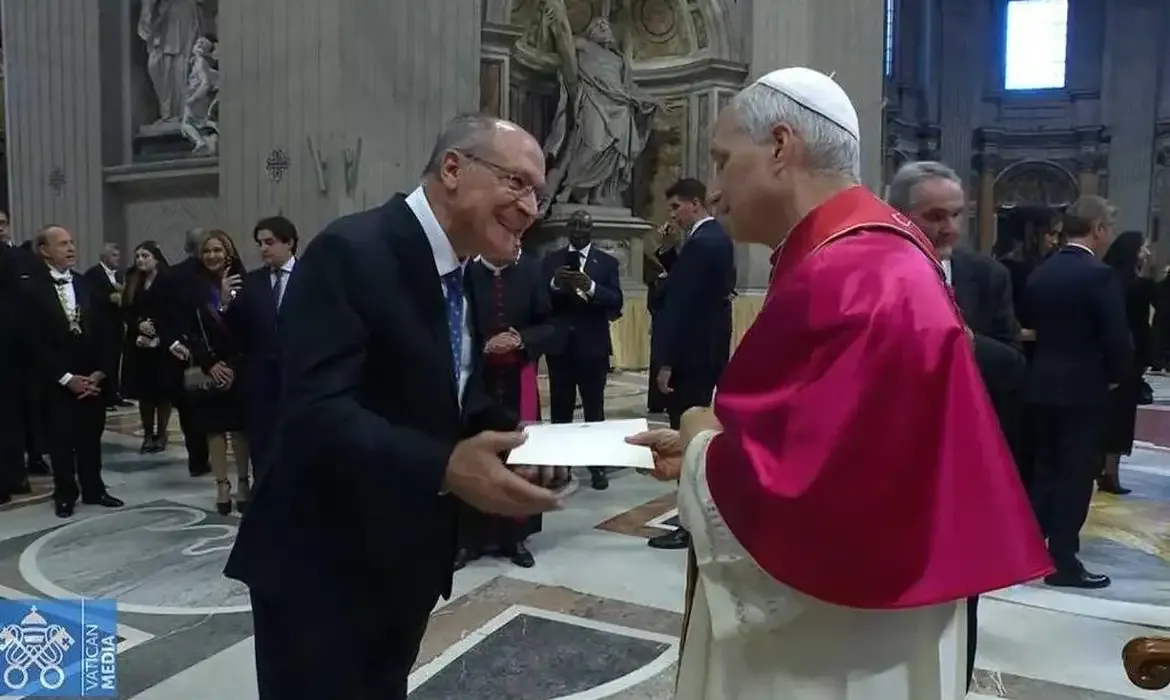 Alckmin entrega ao Papa convite para visitar o Brasil durante a COP30