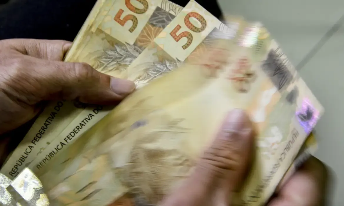 Aposentados do INSS que ganham mais que o mínimo começam a receber 13º
