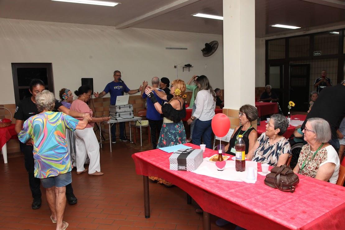 Baile de Dia das Mães emociona idosas em residencial de Santos