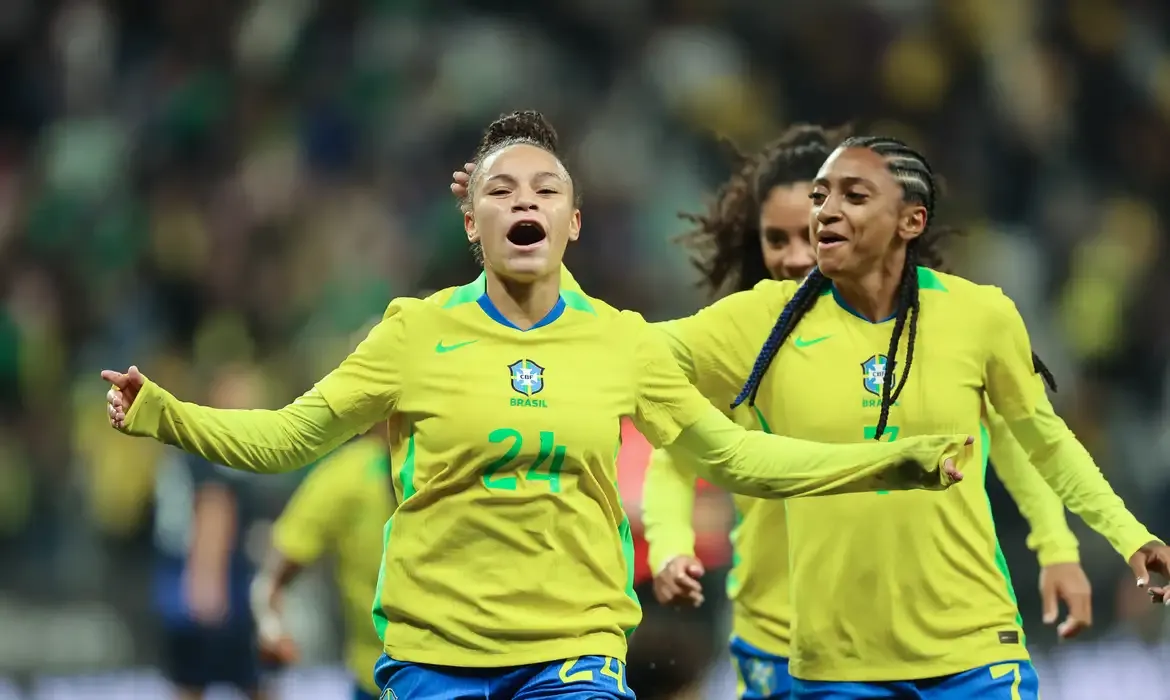 Dudinha brilha e seleção feminina derrota Japão no frio paulistano