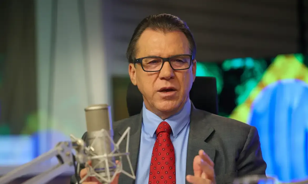 Jornada 6x1 é cruel, diz ministro do Trabalho, Luiz Marinho