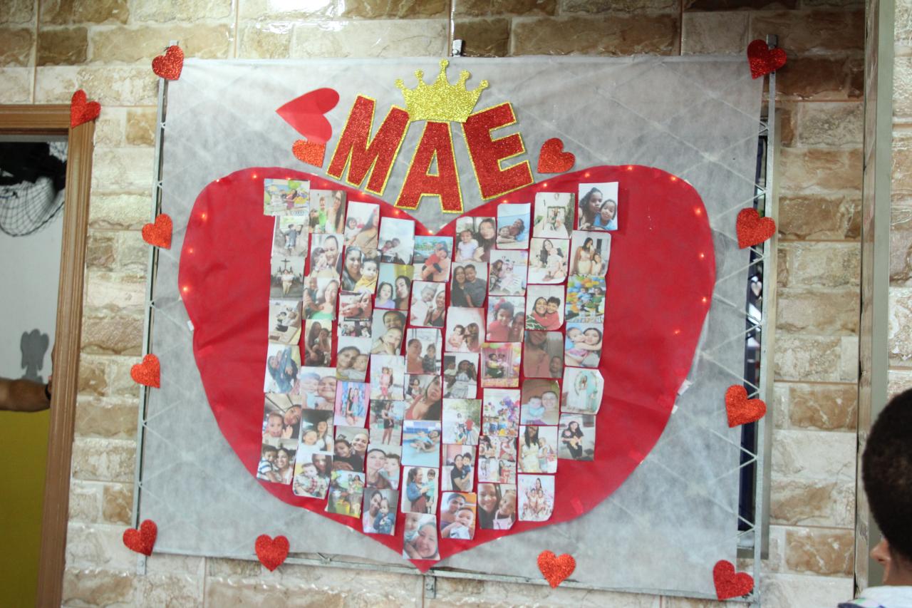 Mamães se emocionam com homenagens em creche da Área Continental