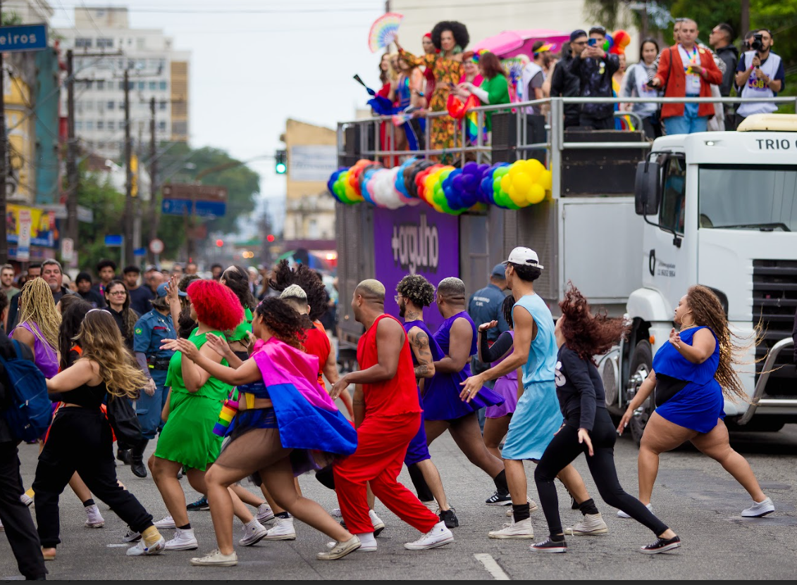 8ª Parada do Orgulho LGBT+ de Santos celebra diversidade com feira cultural e marcha