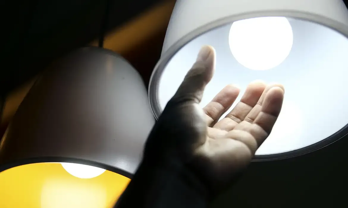 Atenção! Suas contas de luz vão pesar ainda mais em julho com a bandeira tarifária vermelha