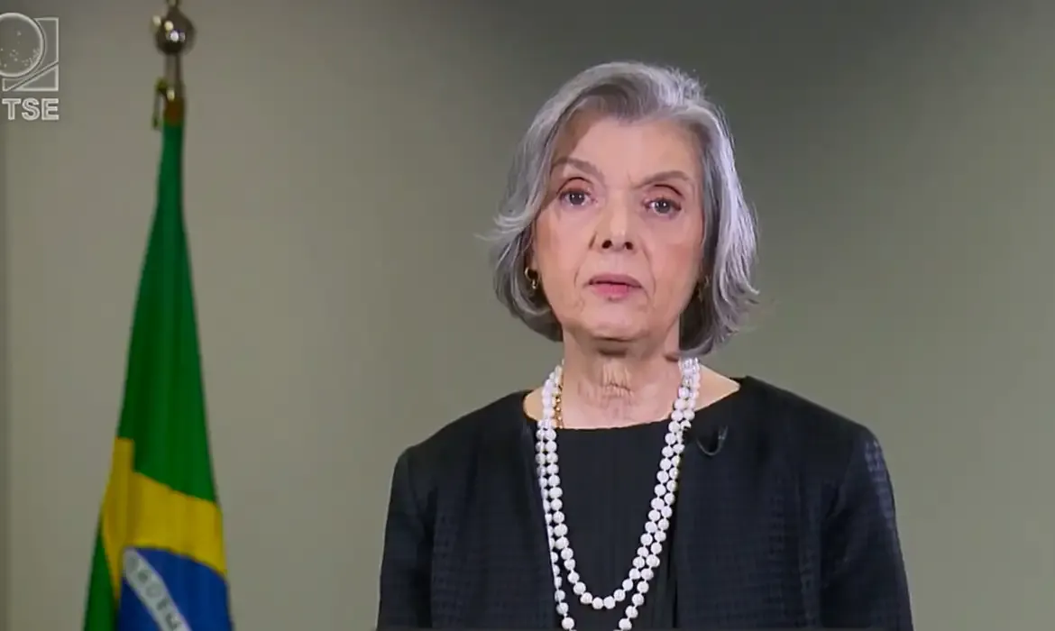 Cármen Lúcia vota pela responsabilização das redes por postagem ilegal