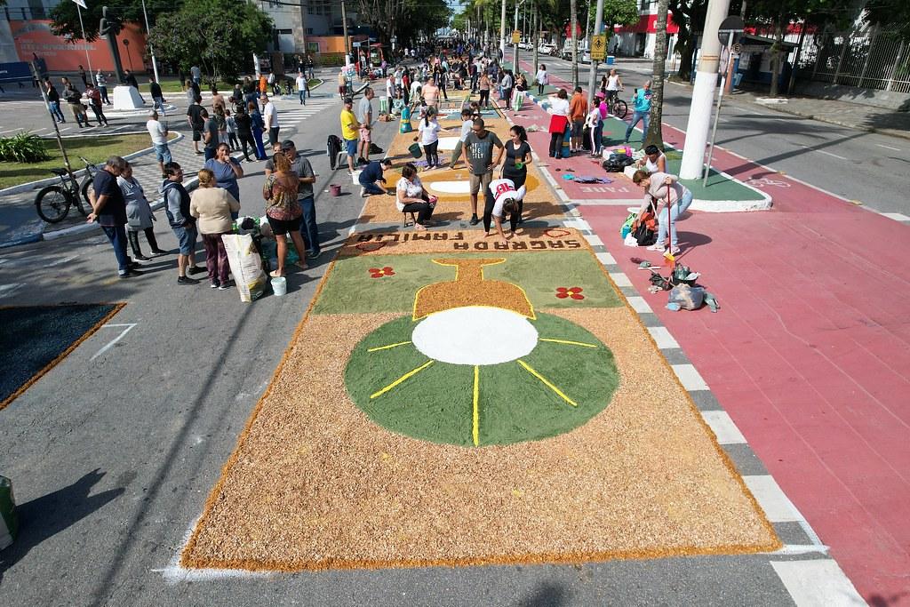 Confecção de tapetes marca celebrações de Corpus Christi nas igrejas do Guarujá