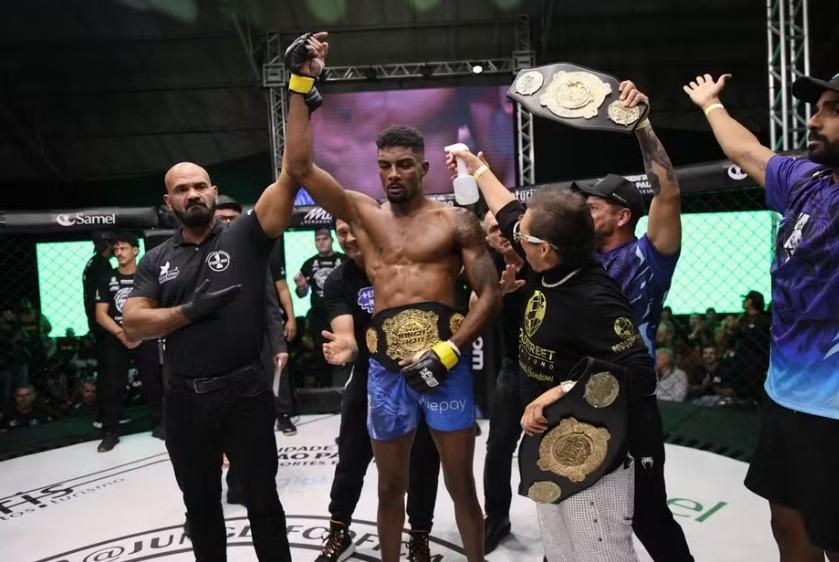 Lutador santista Soul Glo dá show e unifica cinturão no Jungle Fight