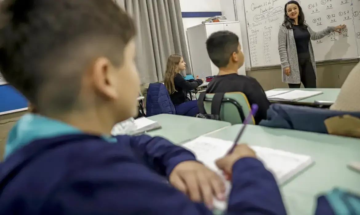 Mais de 18,6 milhões de estudantes de todas as regiões do Brasil participam, nesta terça-feira (3), da primeira fase da 20ª Olimpíada Brasileira de Ma