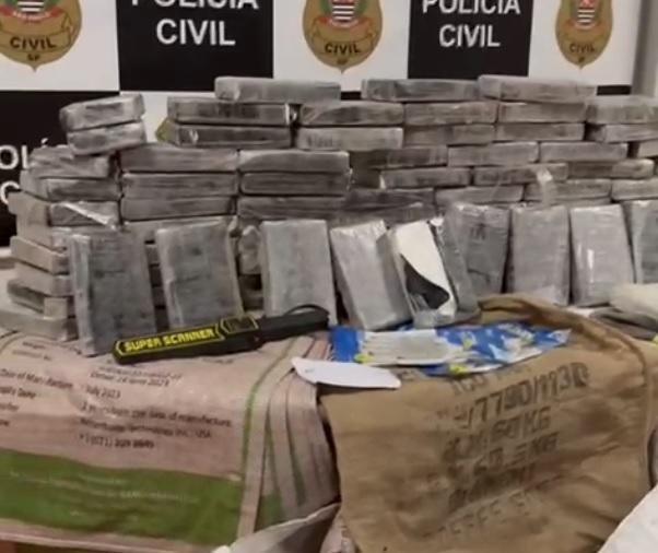 Polícia encontra 100 kg de cocaína em galpão usado para abastecimento de drogas na Baixada Santista
