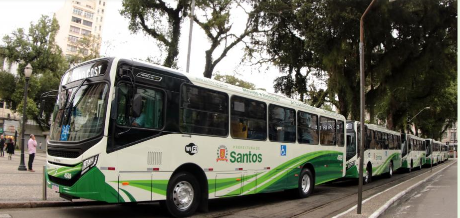 Santos entrega 18 novos ônibus e chega a 25% da frota com tecnologia mais limpa