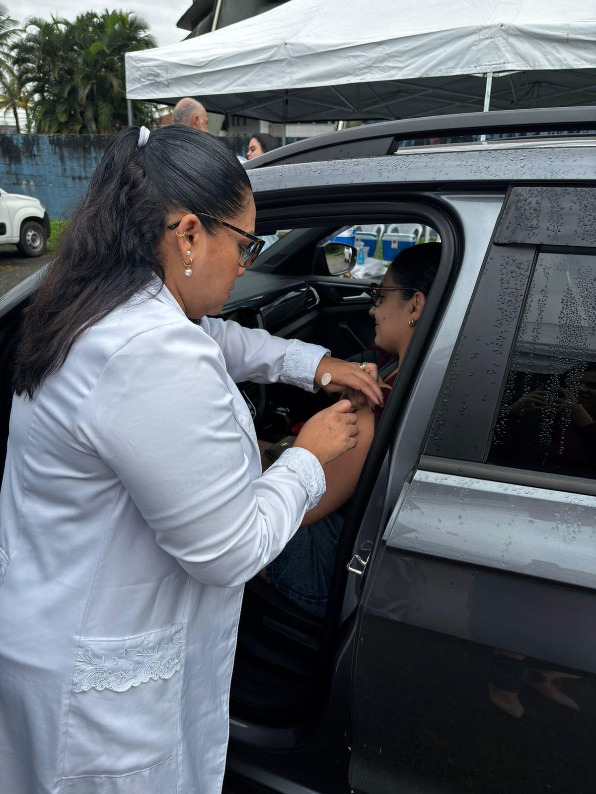 Drive-thru de vacinação no Guarujá aplica 410 doses em um único dia