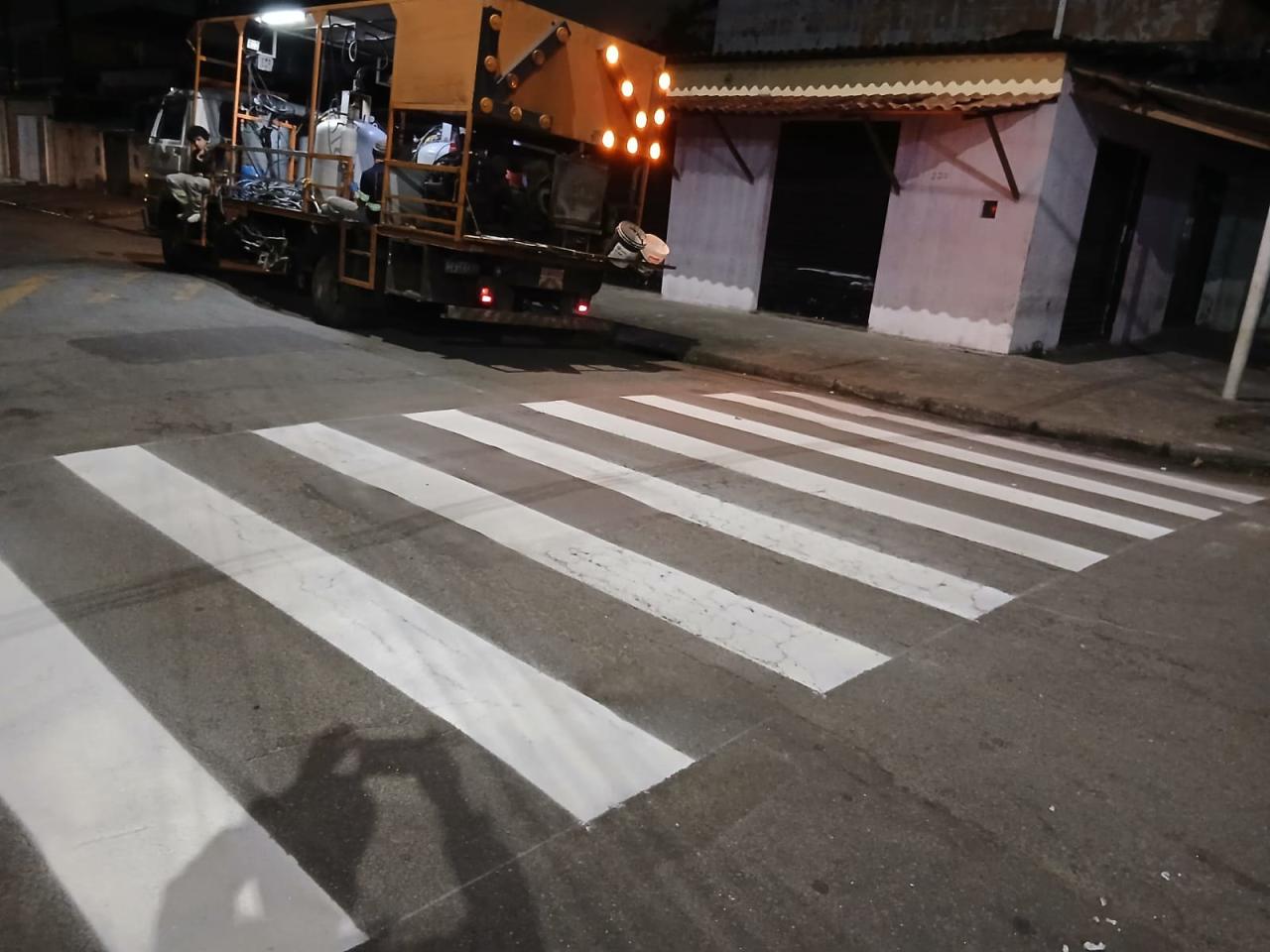 Guarujá inicia melhorias na sinalização  de solo da Rua Júlio Pedro Pontes