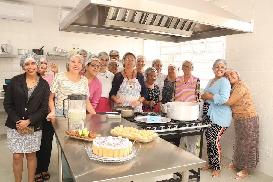 Sabor e criatividade: formandas de Santos exibem talentos em aula de culinária com cardápio especial