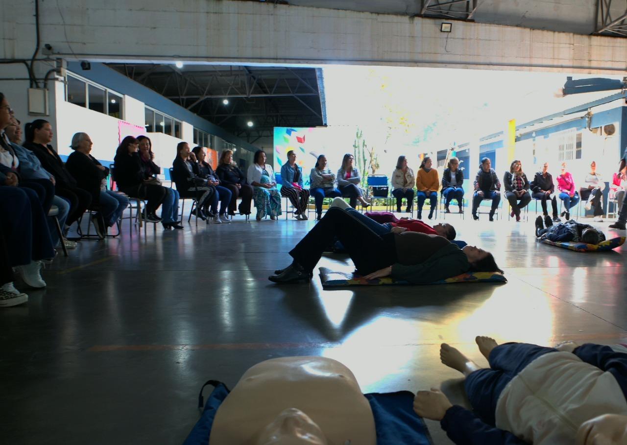 Segurança em primeiro lugar: Educadores de creche se capacitam em primeiros socorros