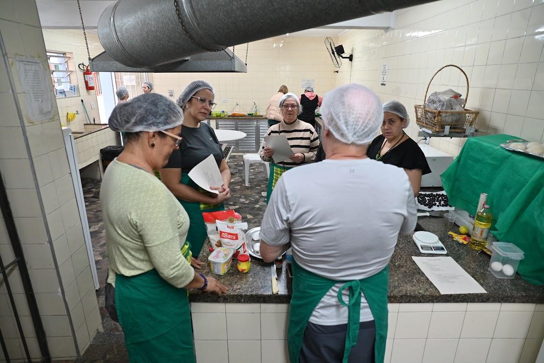 Curso do Fundo Social de Santos ensina a preparar bolo de uva e pão sírio