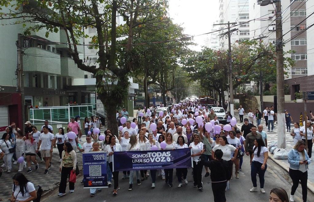 Quase mil pessoas participam de caminhada pelo fim da violência contra a mulher em Guarujá