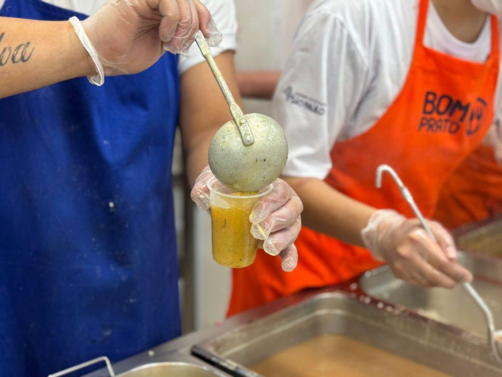 Acolhimento e segurança alimentar nos dias frios: Bom Prato serviu mais de 1,1 milhão de caldos quentinhos