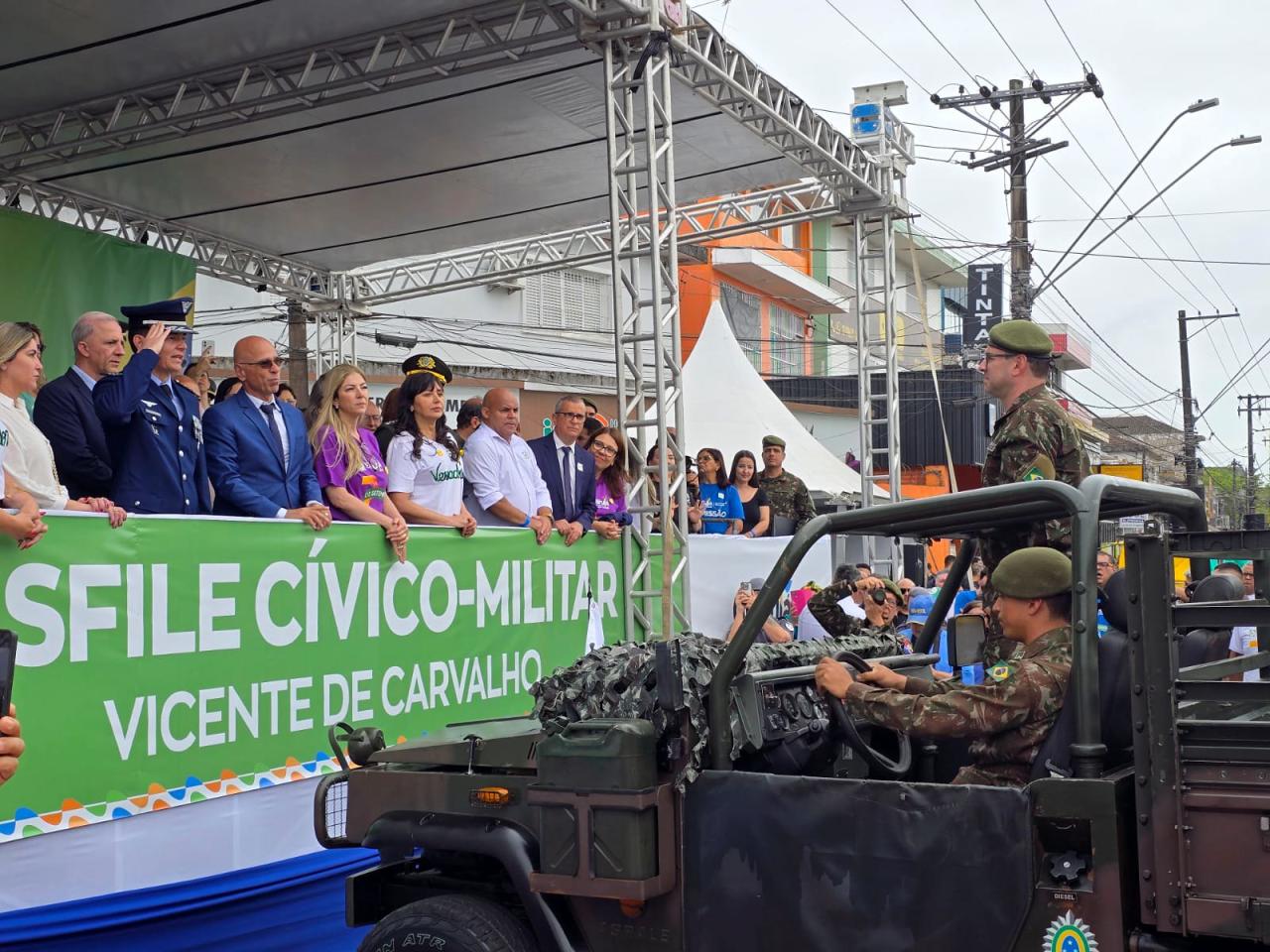 Desfile Cívico-Militar atrai multidão em Vicente de Carvalho