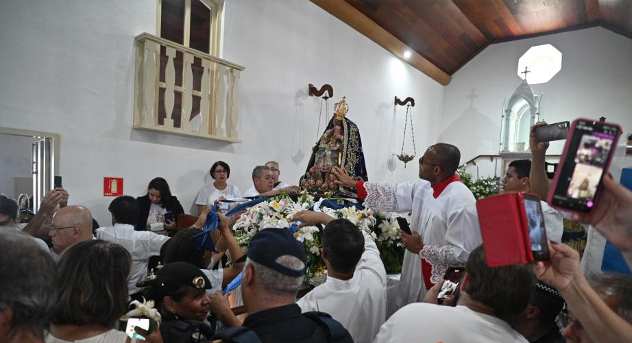 Milhares de fiéis caminham com Nossa Senhora do Monte Serrat e celebram a Padroeira de Santos