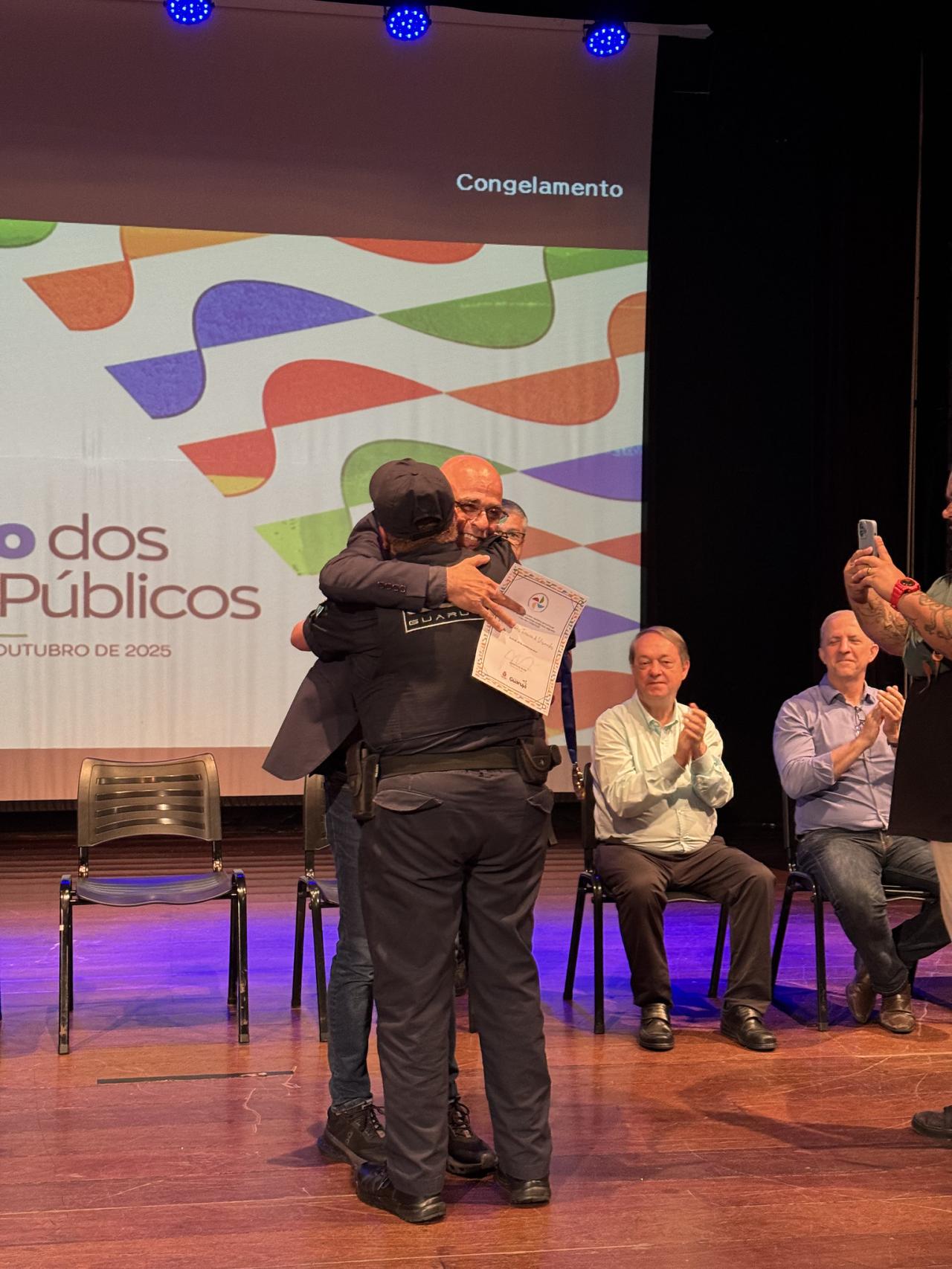 Entrega de medalhas e diplomas comemora Dia do Servidor em Guarujá