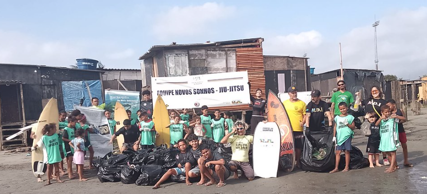 Guarujá realiza ação ambiental no Porto de Santos e retira mais de 1 tonelada de resíduos