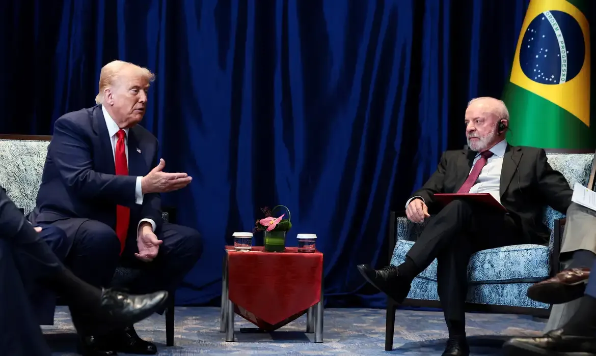 Trump parabeniza Lula e diz que negociações com Brasil prosseguem