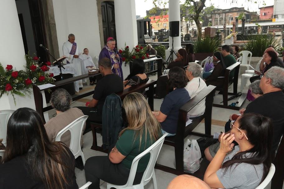 Dia de Finados reúne centenas de santistas nos cemitérios com missas e programação especial