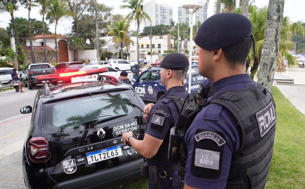 Operações garantem a segurança e o ordenamento durante o feriado em Guarujá