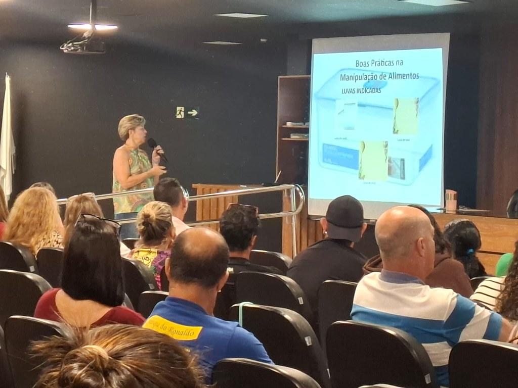 Prefeitura de Guarujá promove curso de boas práticas para ambulantes com foco no verão