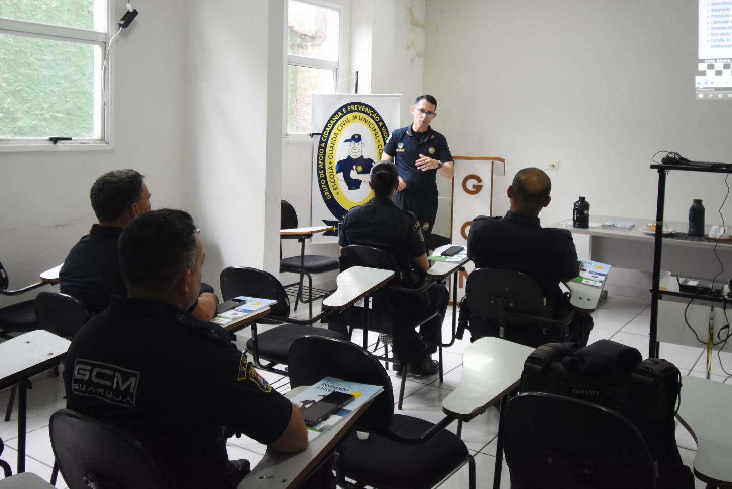 Guardas municipais de Guarujá participam de curso  sobre cidadania e prevenção à violência nas escolas