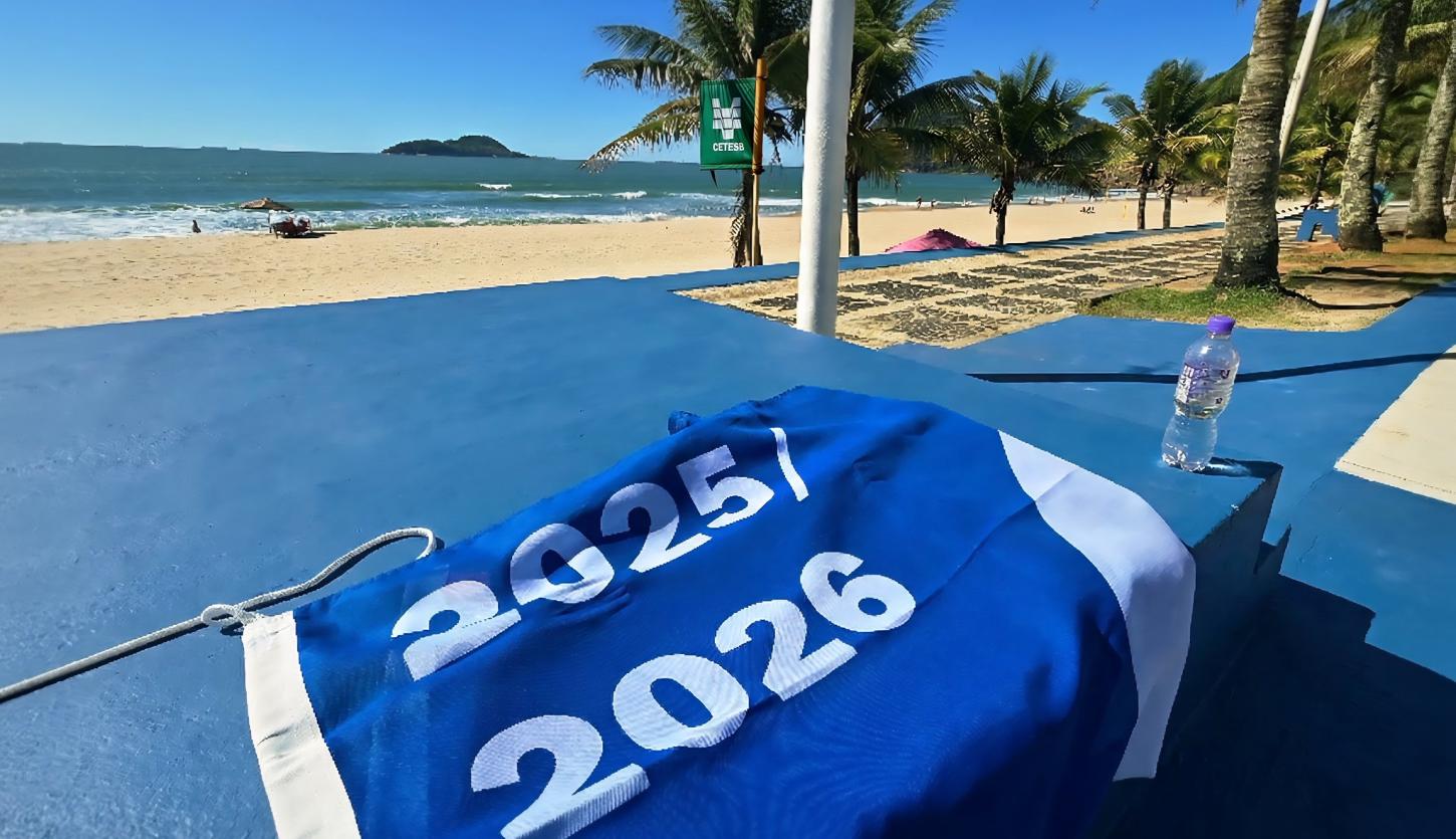 Guarujá celebra hasteamento da Bandeira Azul na Praia do Tombo