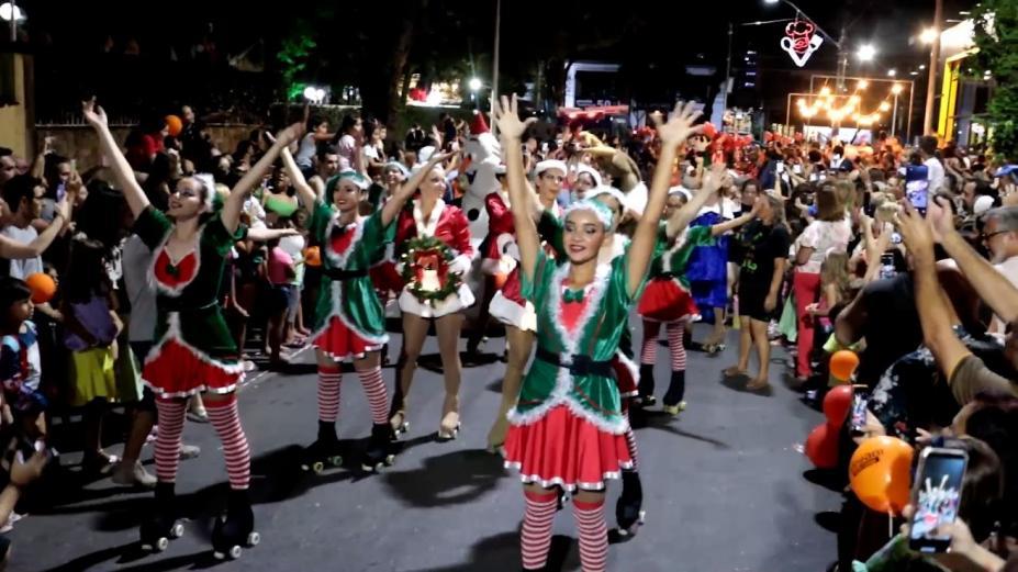 Parada leva a magia do Natal à Rua Gastronômica de Santos